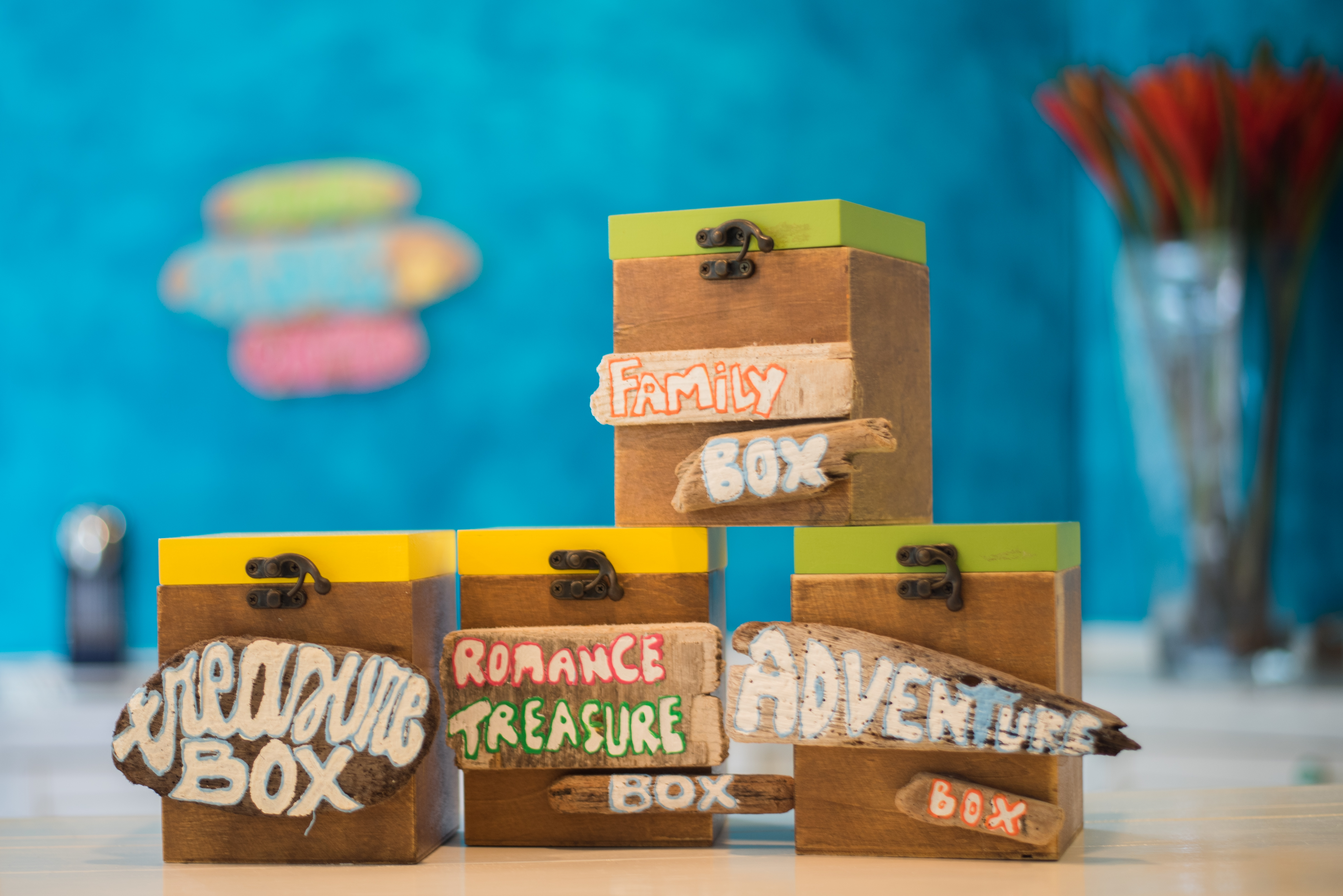 In these cute treasure boxes you can find all kinds of information about what to do in Aruba 